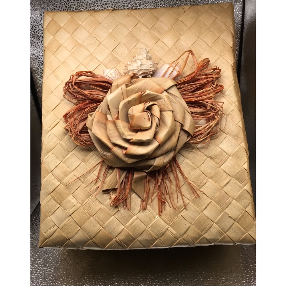 Bamboo woven Gift box with seashells on front with woven bow
